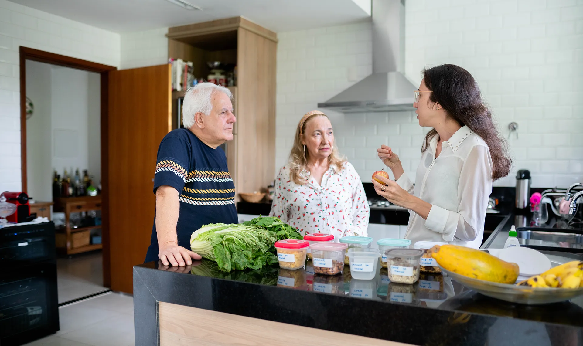 Di&auml;tberatung im Reha-Zentrum PV ZAR Graz &ndash; Di&auml;tologin erkl&auml;rt Patient*innen gesunde Ern&auml;hrung in der K&uuml;che