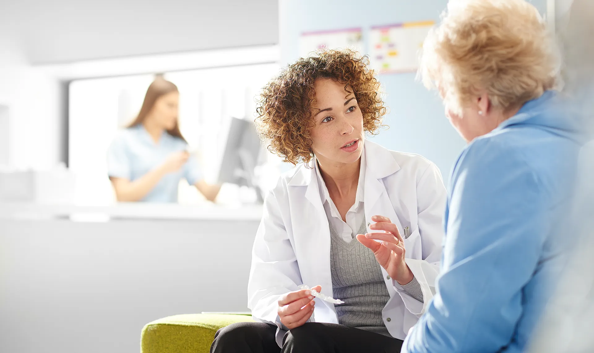 &Auml;rztliche Betreuung im Reha-Zentrum PV ZAR Graz &ndash; &Auml;rztin im Gespr&auml;ch mit Patientin